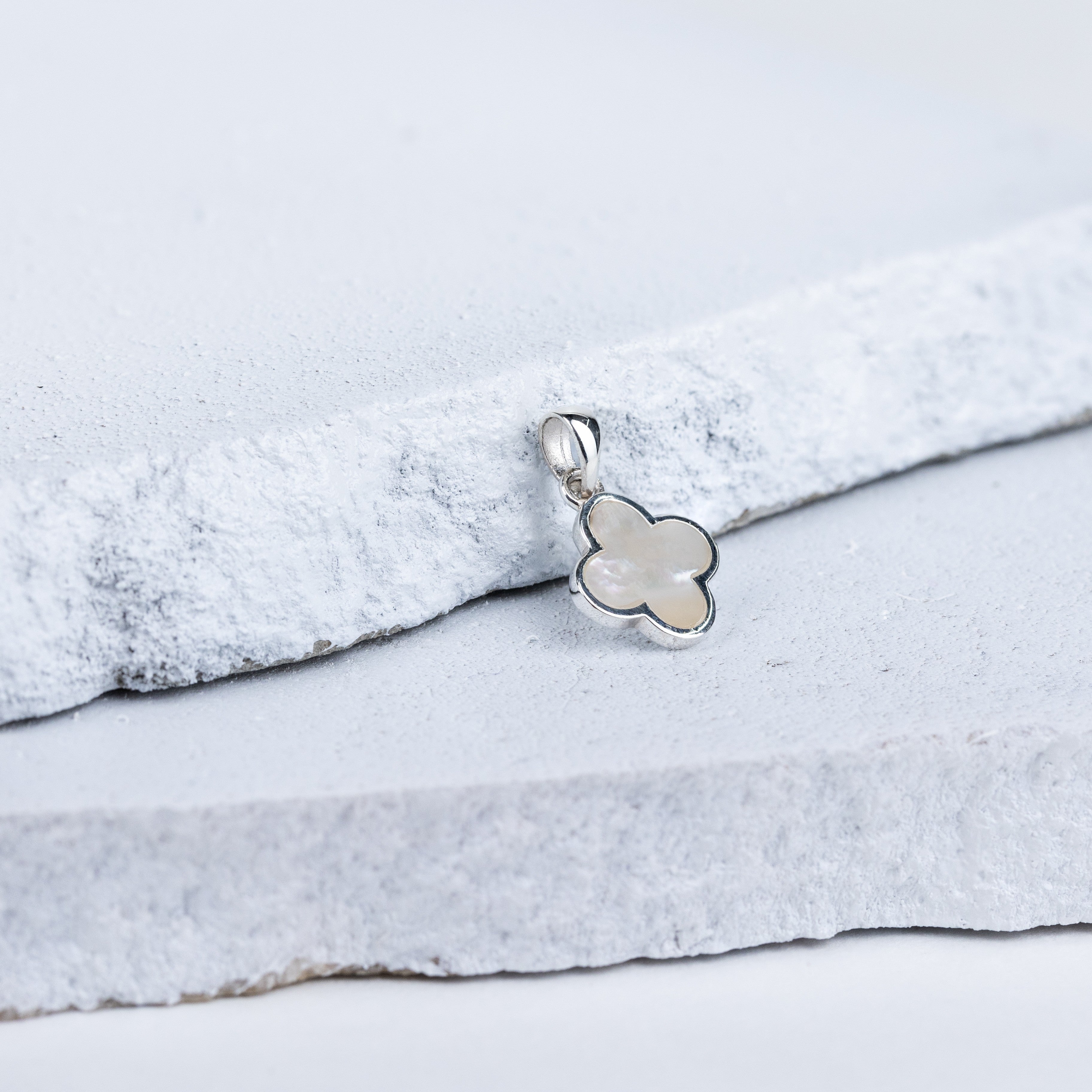 Exquisite 92.5 Sterling Silver White Clover Pendant in Mother of Pearl