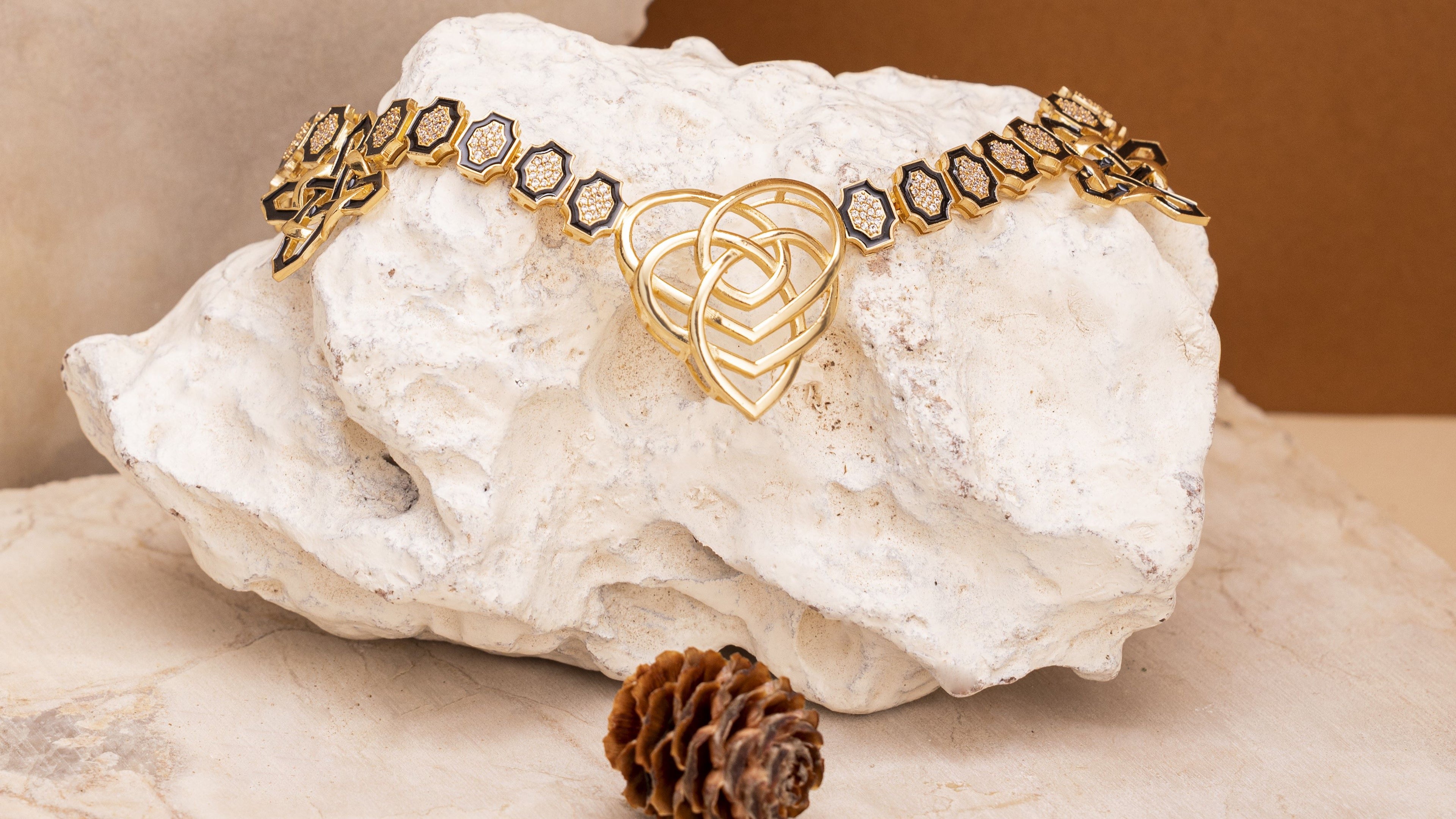 HEXAGONE NECKPIECE