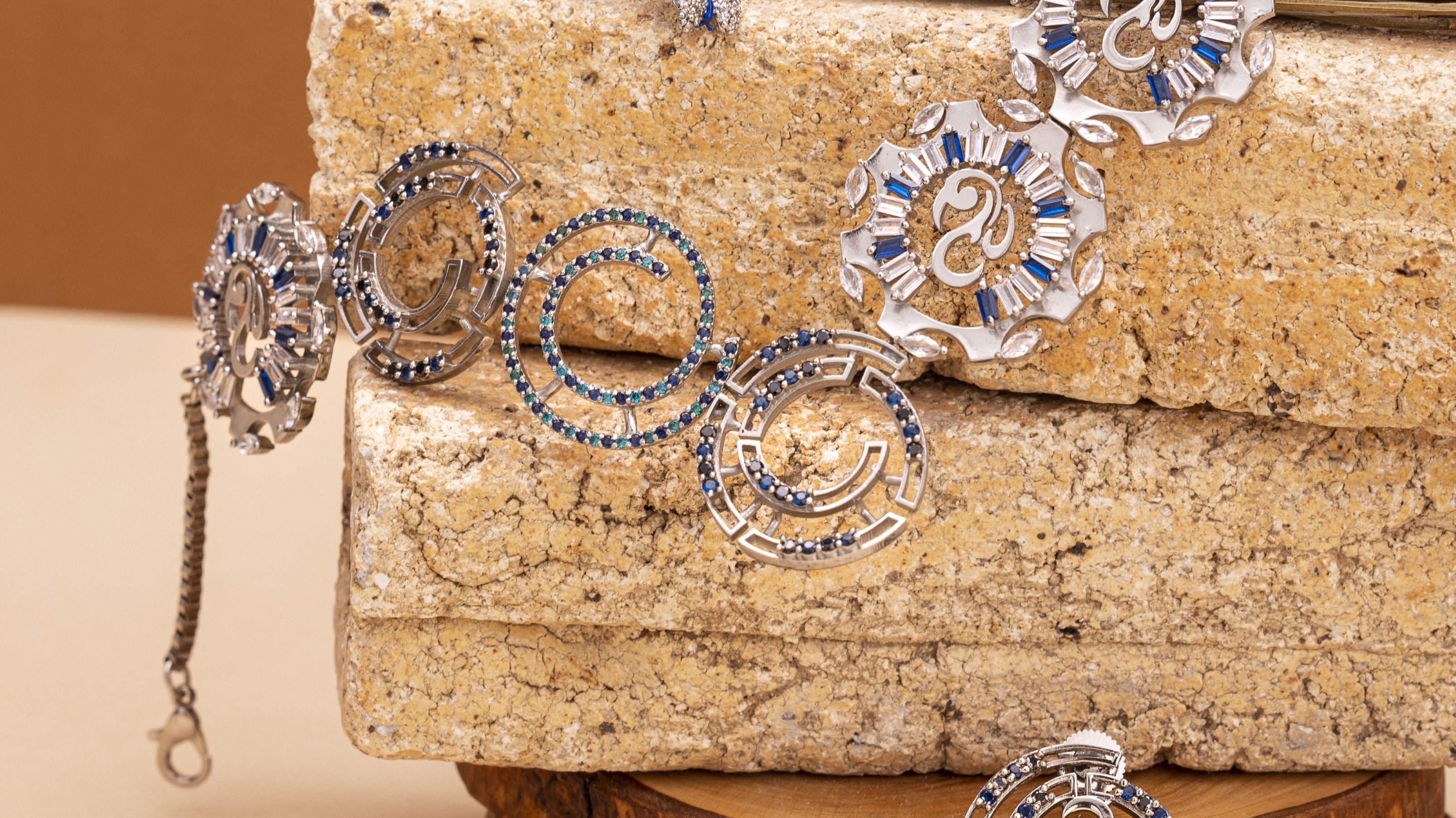 LE CERCLE NECKPIECE